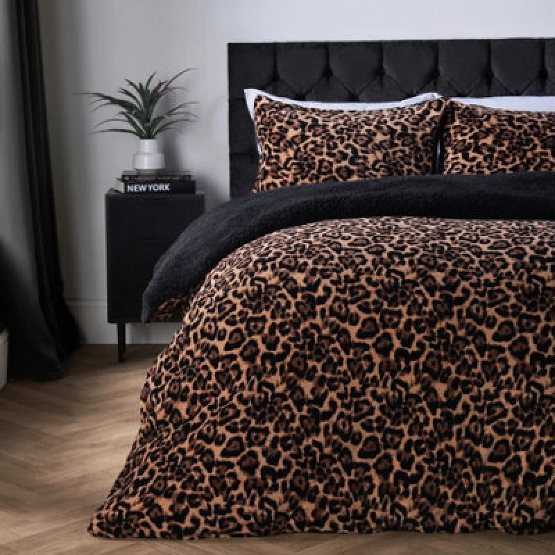 Image of OHS OHS Leopard Sherpa Fleece Reversible Duvet Cover Set with Pillowcase in Natural Size: King Natural King Unisex 5027434224791