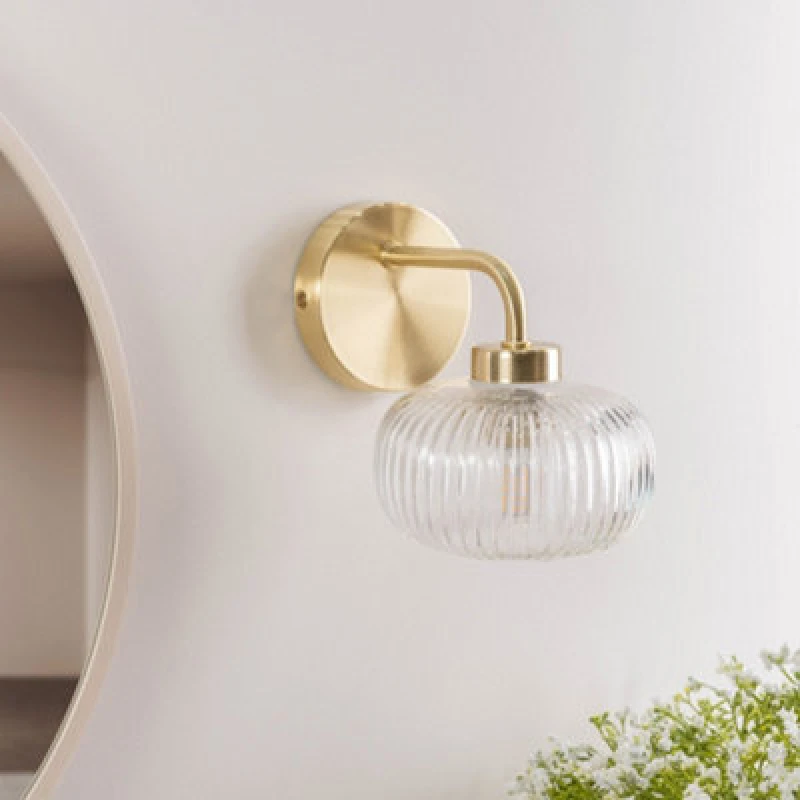 Image of ValueLights Amaia Gold IP44 Bathroom Clear Ribbed Glass Wall Light with LED Bulb Gold unisex