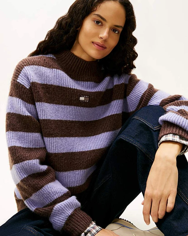 Image of Tommy Jeans Tommy Jeans Mockneck Badge Sweater Brown - Tommy Jeans - Size: S Brown Female S ZD09401