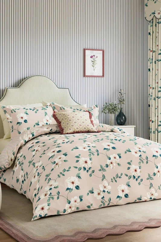 Image of Sanderson Sanderson 'Poets Rose' Cotton Duvet Cover Set in Pink Size: Super King Pink Super King Unisex 5016709691079