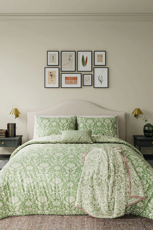 Image of Helena Springfield Helena Springfield 'Sunflowers' Cotton Duvet Cover Set in Green Size: Single Green Single Unisex 5016709715171