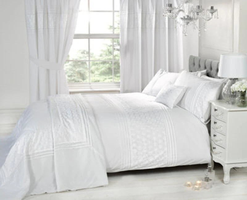 Image of Rapport Home Everdean Polycotton Duvet Cover Set With Pillowcase in White Size: Single White Unisex Single