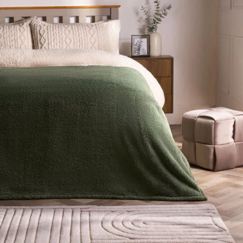 Image of OHS OHS Large Teddy Fleece Throw Blanket in Pale Green Size: 150cm × 200cm Pale Green 150cm × 200cm Unisex 5027434227181