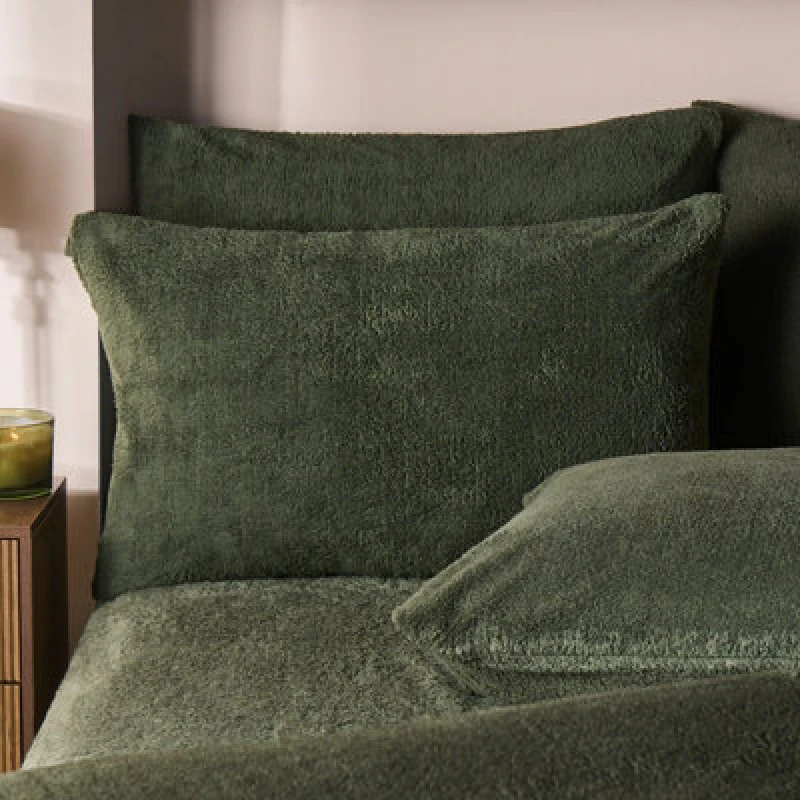 Image of OHS OHS 2 Pack Teddy Fleece Pillowcase Cover Bedding Set Thermal in Green Size: Standard Pillow Case Green Standard Pillow Case Unisex 5027434190614