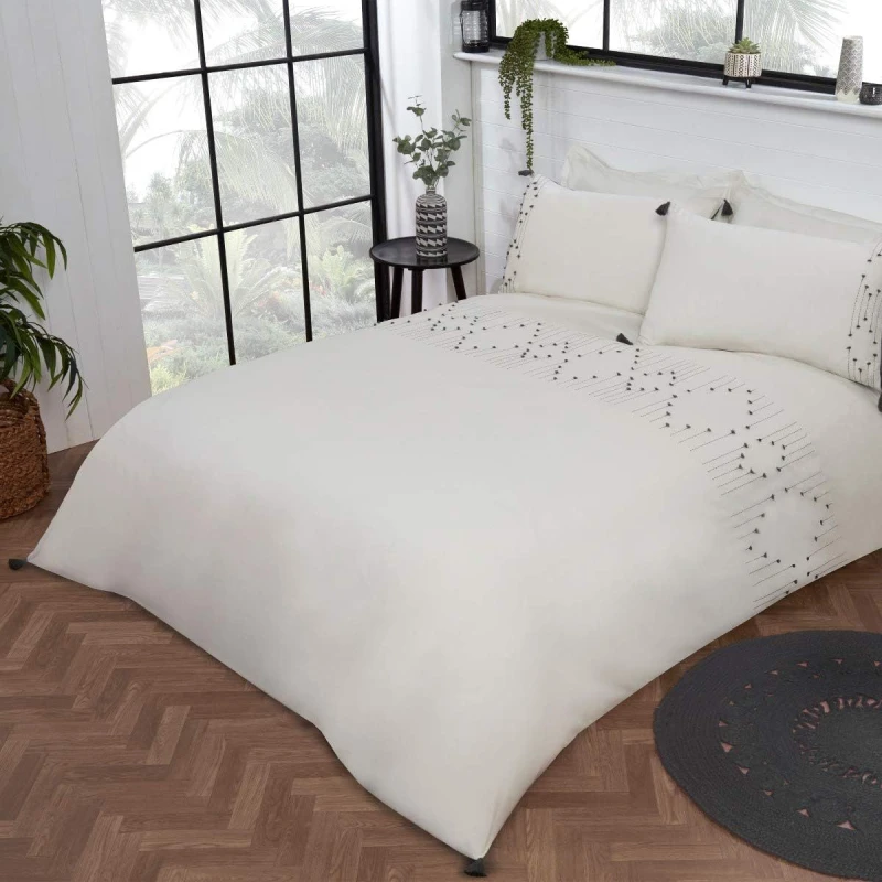 Image of Smart Living Smart Living Luxury Hotel Quality Boho Embroidered Tassels Duvet Cover with Pillowcases Size: Double Multi Double Unisex 5056242802594