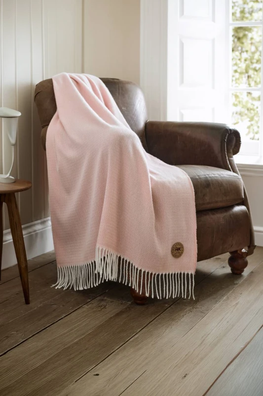 Image of The Lyndon Company Arcadia Throw Supersoft 470gsm Jacquard Throw in Pink Size: 130cm x 170cm Pink Unisex 130cm x 170 cm