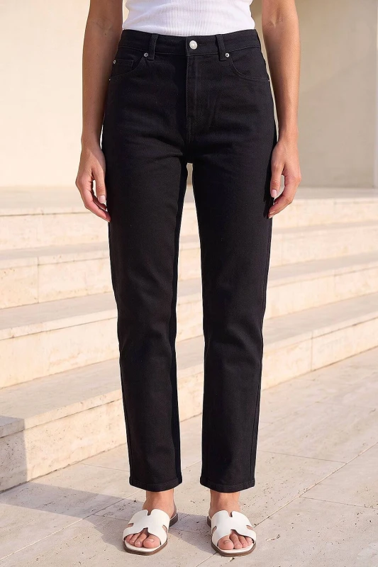 Image of Roman Womens Petite Stretch Straight Leg Jeans in Black Size: 8 Black Female 8