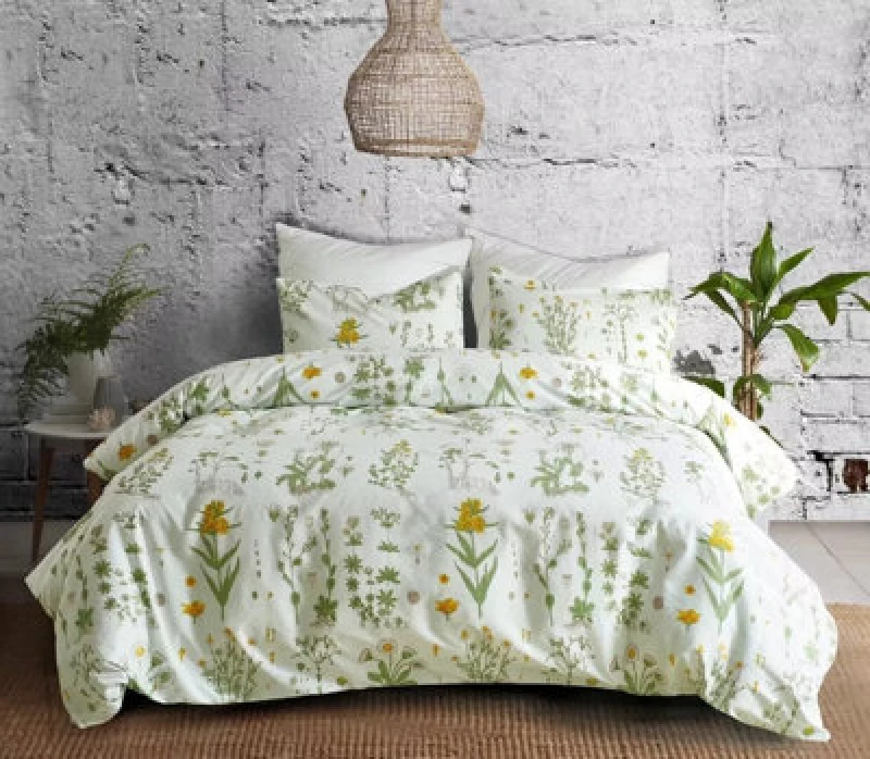Image of Ezysleep Ezysleep Meadow Flower Printed Duvet Set in Green Size: Double Green Double Unisex 0721545407832