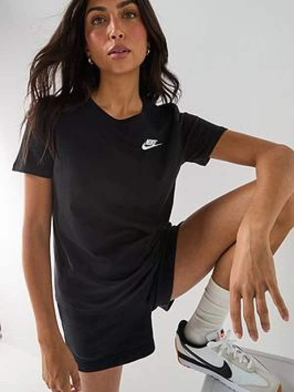Image of Nike Sportswear Womens Club T-Shirt - Black Female 16