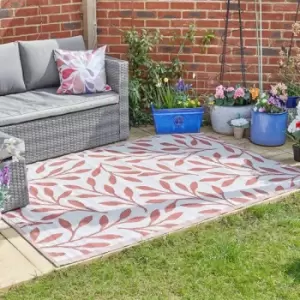 image of Outside in Alfresco Mats - Leaves - Red ochre - 150 x 210cm