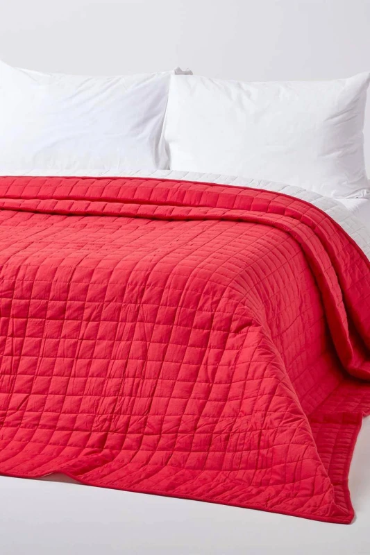 Image of HOMESCAPES Cotton Quilted Reversible Bedspread Red & White, 230 x 250cm - Red - Homescapes SF1110C