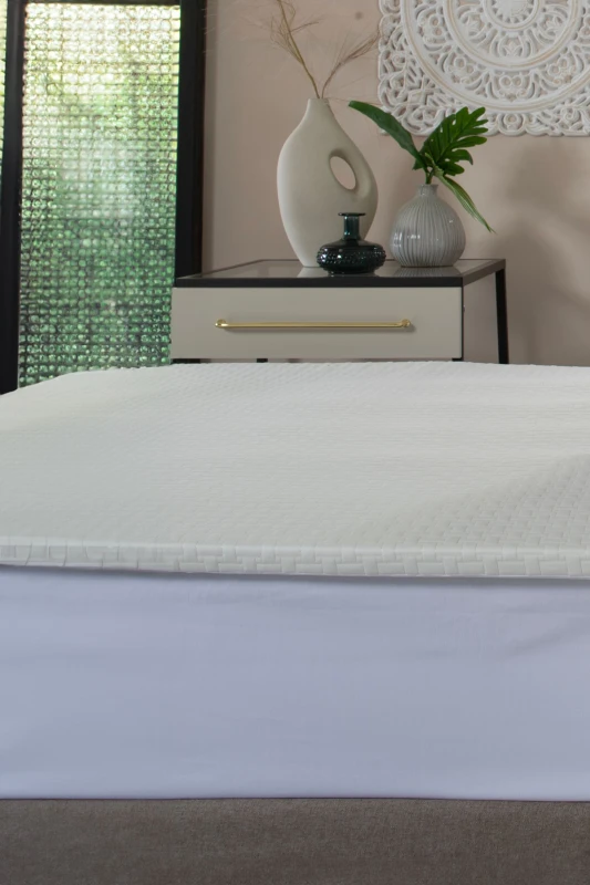 Image of The Lyndon Company The Lyndon Company Memory Foam Mattress Topper 5cm Depth in Off White Size: Single Off White Single Unisex 5054990138378