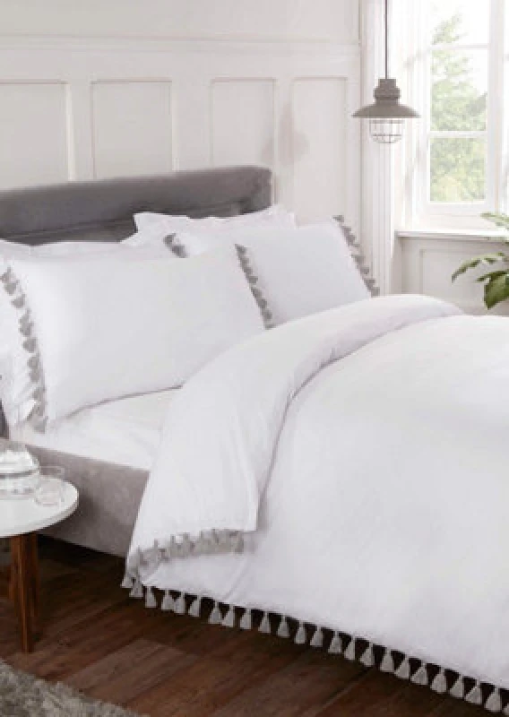 Image of Rapport Home Tassel Polycotton Duvet Cover Set With Pillowcase in White Size: Single White Unisex Single