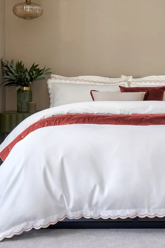 Image of CHRISTY Scallop Edge Cotton Sateen Duvet Sets in Red Size: Double Red Unisex Double