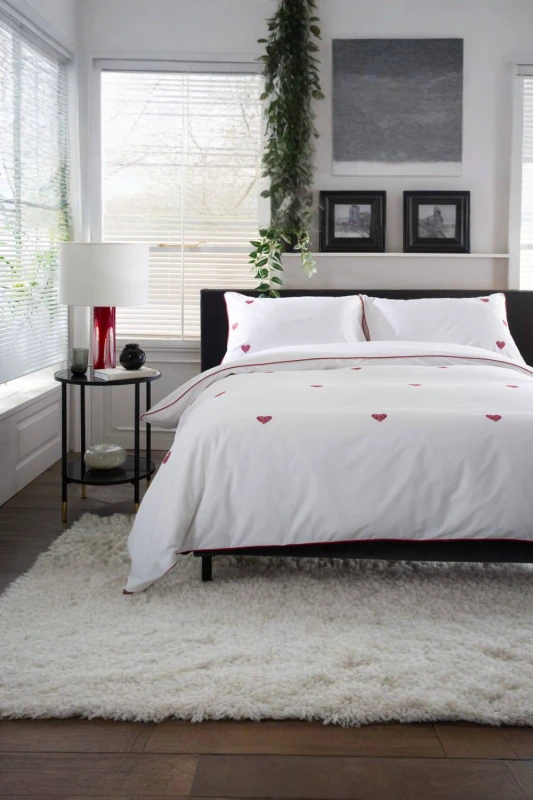 Image of The Lyndon Company Filigree Hearts White & Red 100% Cotton Duvet Cover Set - Elegant Embroidered Bedding Size: Single White