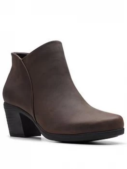 Image of Clarks Clarks Unstructured Un Lindel Zip Ankle Boot, Brown, Size 7, Women