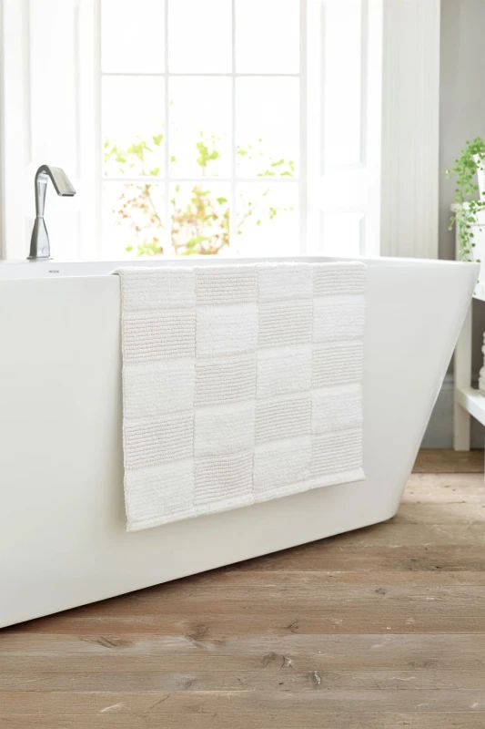 Image of The Lyndon Company The Lyndon Company Egyptian Spa 1600gsm Cotton Bath Mat - Ultra Plush, Absorbent, Luxury Spa Feel - 55x85cm in White White Bath Mat