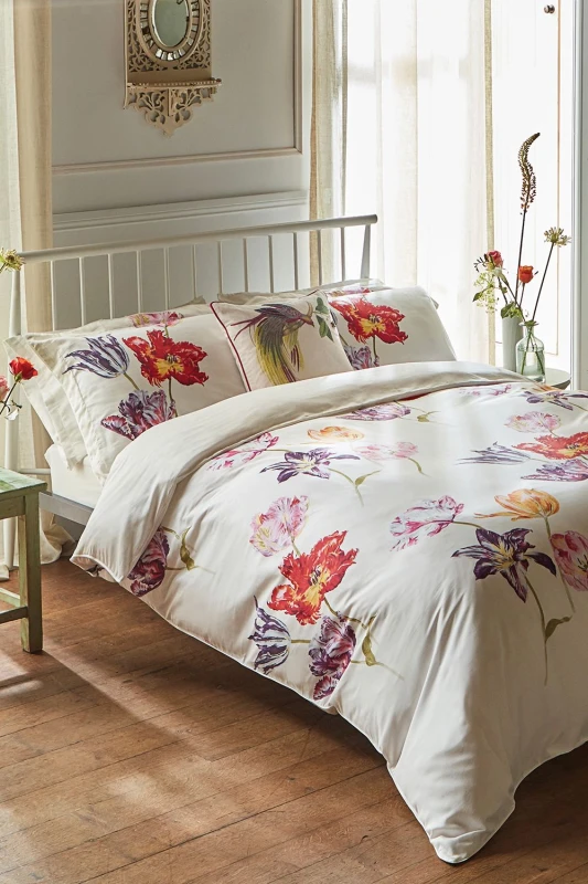 Image of Sanderson Sanderson 'Tulipomania' Cotton Duvet Cover Set in Red Size: Super King Red Super King Unisex 5016709700726