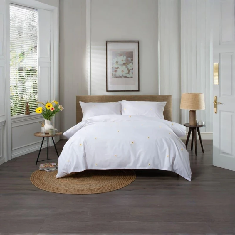 Image of The Lyndon Company The Lyndon Company Tufted Daisy Double White Duvet Set White