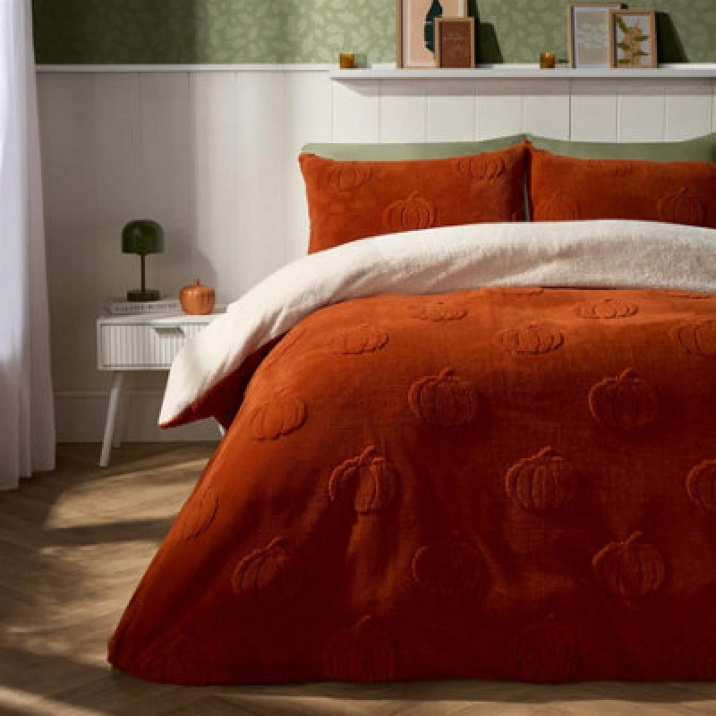 Image of OHS OHS Pumpkin Tufted Teddy Fleece Super Soft Duvet Set with Pillowcase in Burnt Orange Size: King Burnt Orange King Unisex 5027434222483