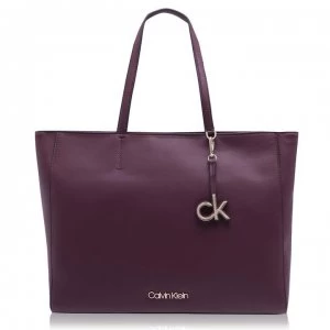 Image of Calvin Klein Must Tote Bag - WINE GDU