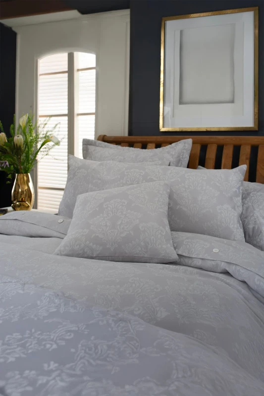 Image of The Lyndon Company The Lyndon Company Versailles Luxury Jacquard Duvet Cover Bedding Set - Classic Damask Design - Cotton Blend in Silver Size: Sing