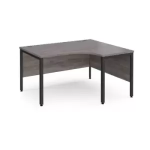 image of Maestro 25 right hand ergonomic desk 1400mm wide - Black bench leg frame and grey oak top