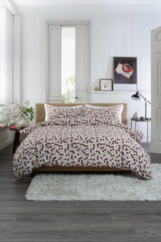 Image of Deyongs Deyongs Everyday Easycare Cotton Rich Bedding Duvet Set Cherry Baby in Dark Pink Size: King Dark Pink King Unisex 5054990124104
