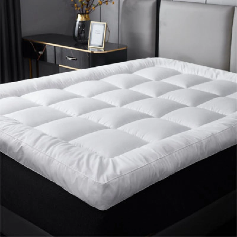 Image of Ezysleep Ezysleep 4" Thick Super Soft Mattress Topper in White Size: Small Double White Small Double Unisex 0618202330919
