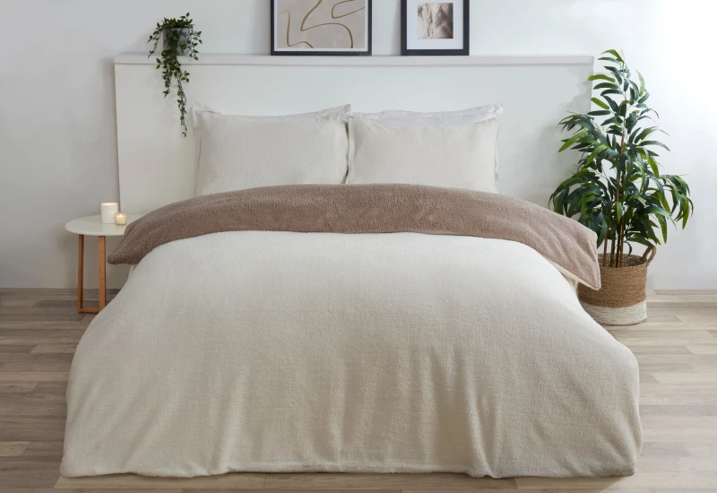 Image of Smart Living Smart Living Luxury Super Soft & Reversible Teddy Fleece Duvet Cover and Pillowcase in Cream Size: King Cream King Unisex 5056242826668