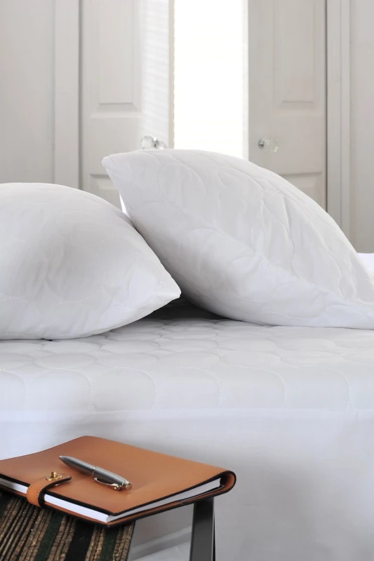 Image of The Lyndon Company The Lyndon Company Luxury Cotton Quilted Matress Protector in White Size: King White King Unisex 5054990031372