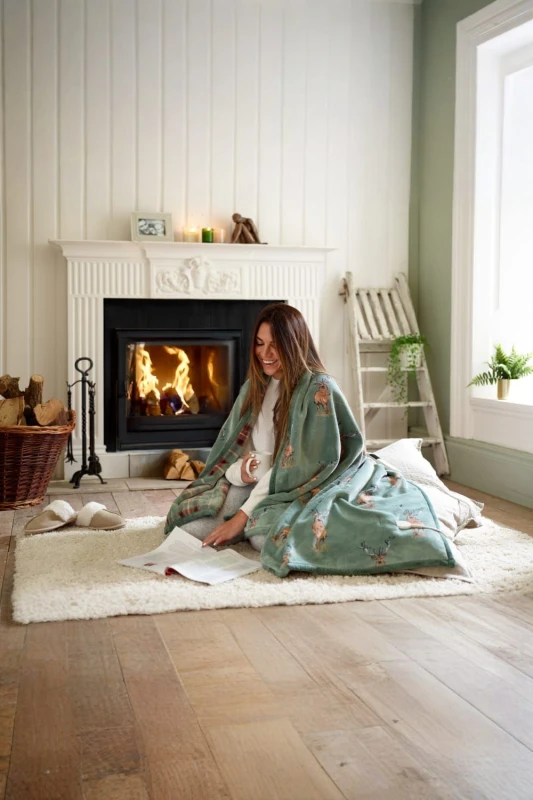 Image of The Lyndon Company The Lyndon Company Highland Fell Heated Throw - 140x180cm Soft Green Blanket Size: 140cm x 180cm Green 140cm x 180cm Unisex 50549