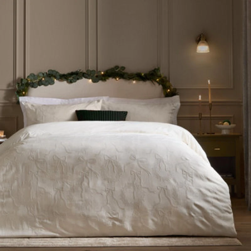 Image of Paoletti Winter Wreath Jacquard Duvet Cover Set, White, Super King