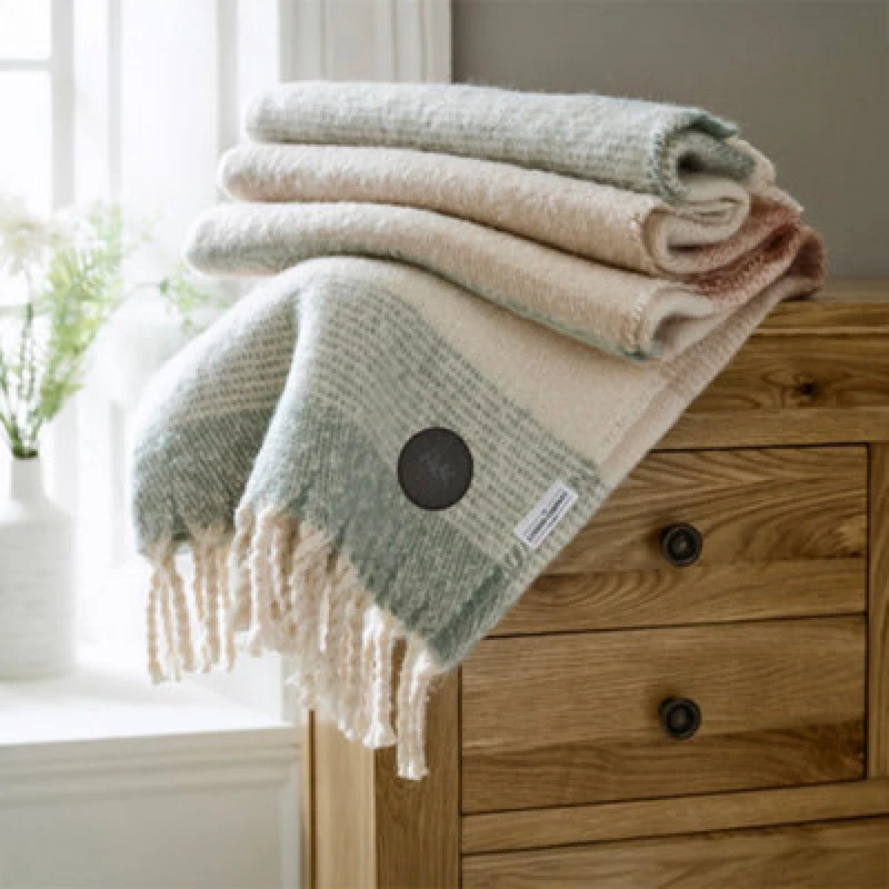 Image of The Lyndon Company The Lyndon Company Extrasoft Rossendale Brushed Yarn Dyed Jacquard Fringed Decorative Throw in Pink Size: 130cm x 170cm Pink 130c