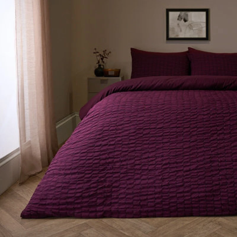 Image of OHS OHS Seersucker Duvet Cover with Pillowcase Bedding in Wine Size: Single Wine Single Unisex 5027434221486