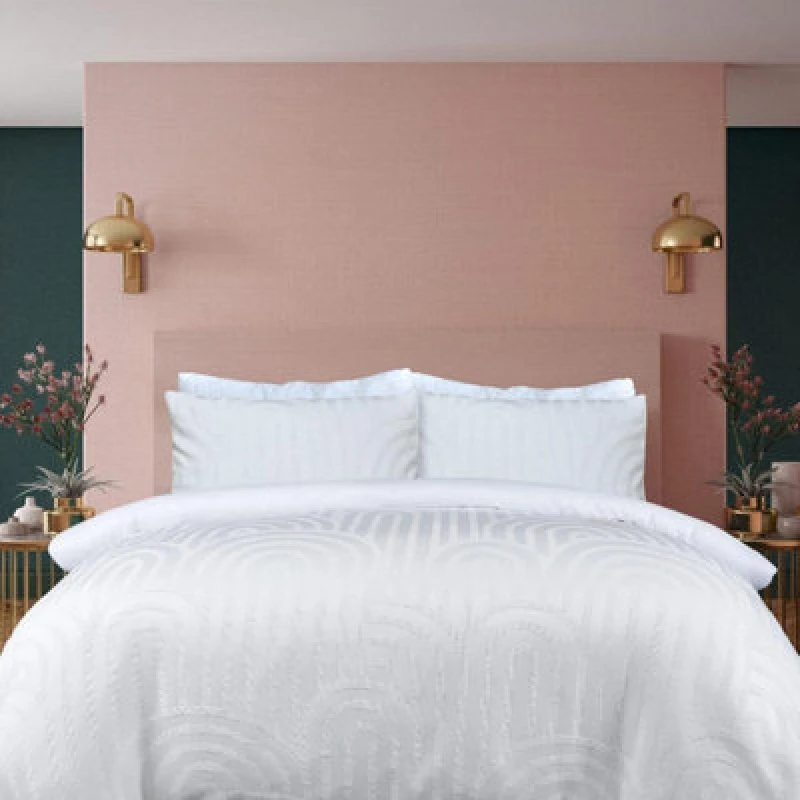 Image of Smart Living Smart Living Luxury Hotel Quality Reversible Tufted Arch Duvet Cover with Pillowcases in White Size: Single White Single Unisex 5056242