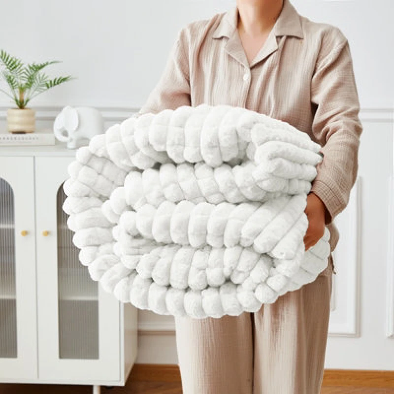 Image of Ezysleep Ezysleep Super Soft Luxury Faux Fur Box Throw in Cream Size: Large Cream Large Unisex 0721545366948