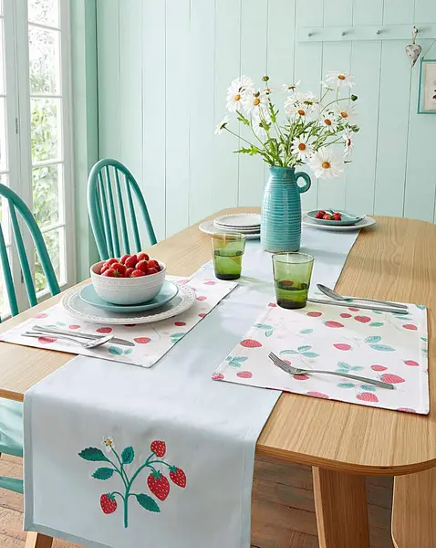 Image of Catherine Lansfield CL Strawberry Garden Runner White/Pink PO57301