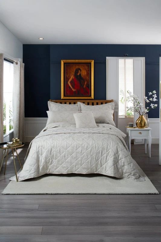 Image of The Lyndon Company The Lyndon Company Versailles Luxury Jacquard Duvet Cover Bedding Set - Classic Damask Design - Cotton Blend in Natural Size: Sin