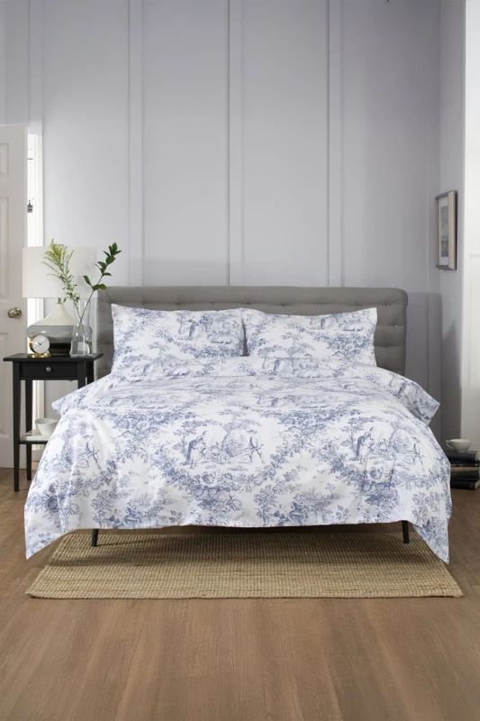 Image of The Lyndon Company The Lyndon Company Toile De Jouy Luxurious 200 Thread Count 100% Cotton Duvet Cover in Blue Size: Single Blue Single Unisex 50549