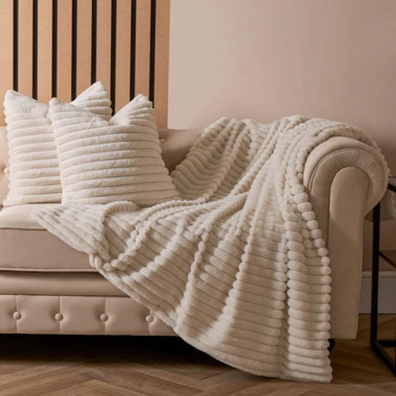 Image of OHS OHS Ribbed Faux Fur Throw Super Soft Fluffy Thick Fleece Bed Blanket in Natural White Size: 150cm × 200cm Natural White 150cm × 200cm Unisex 502
