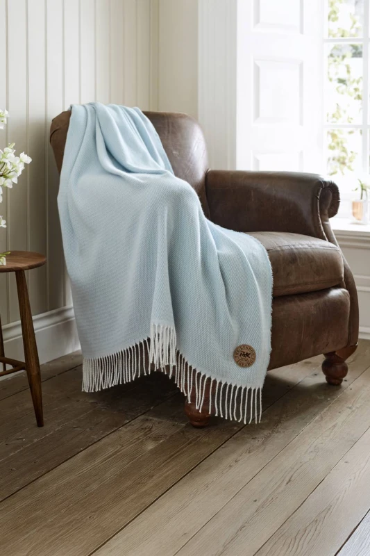 Image of The Lyndon Company Arcadia Throw Supersoft 470gsm Jacquard Throw in Blue Size: 130cm x 170cm Blue Unisex 130cm x 170 cm