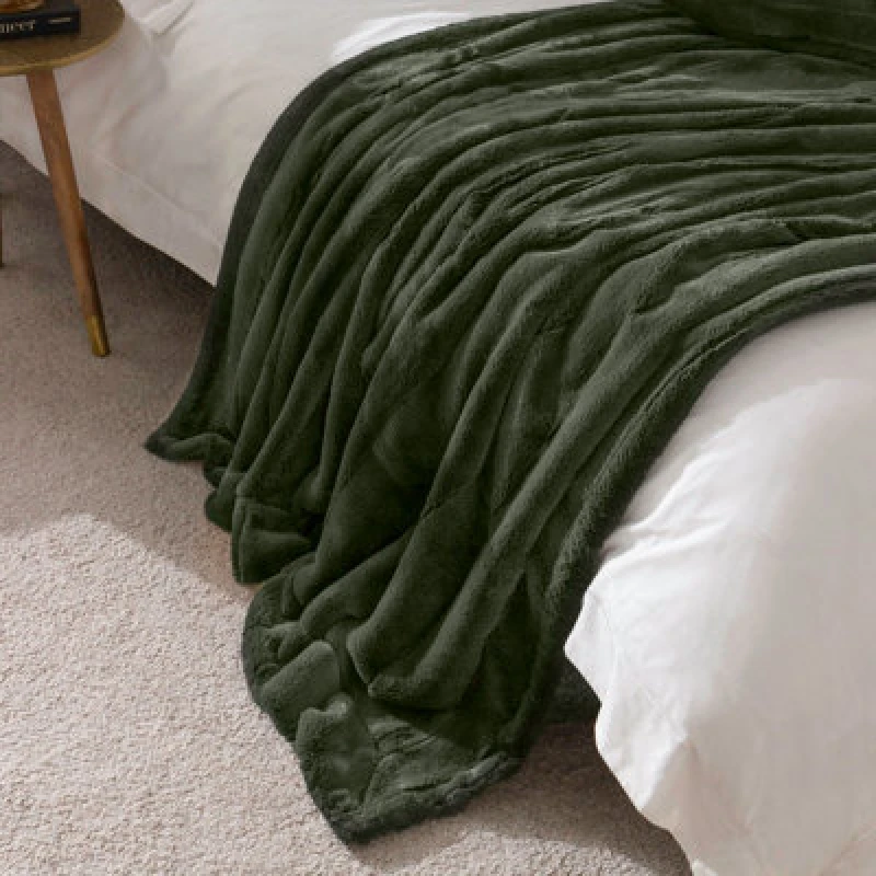 Image of Paoletti Paoletti Empress Alaskan Faux Fur Throw in Green Size: 140cm x 200cm Green 140cm x 200cm Unisex 5025532831439