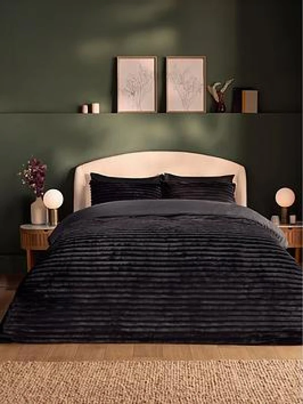 Image of Silentnight Ribbed Faux Fur Duvet and Pillowcase Set Black Polyester, Polyester/Cotton SINGLE (135X200cm)