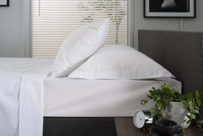Image of The Lyndon Company The Lyndon Company Luxury 100% Cotton 200 Thread Count Duvet Cover Set in White Size: Super King White Super King Unisex 50549900