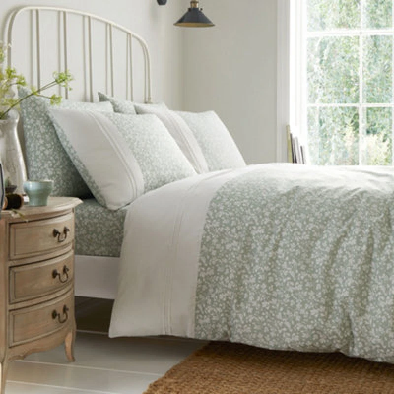 Image of Dreams & Drapes 'Tess' Easy Care Ditsy Floral Leaf Print Duvet Cover Set in Green Size: Super King Green Unisex Super King