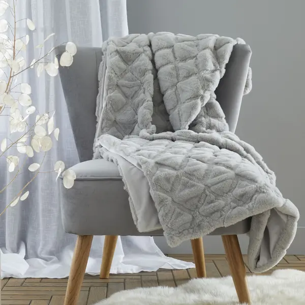 Image of Catherine Lansfield Cosy Diamond 130cm x 170cm Throw Silver