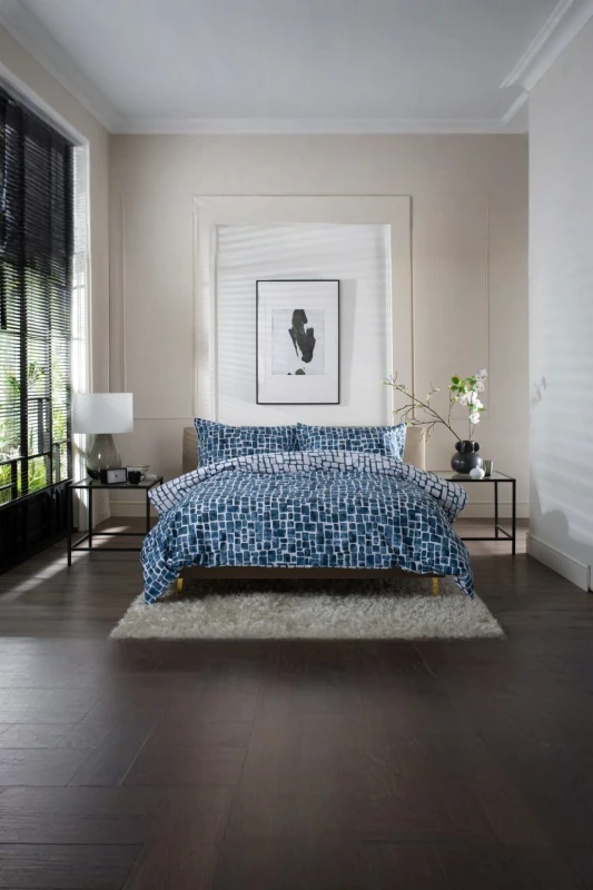 Image of The Lyndon Company The Lyndon Company Tulle Extrasoft 100% Cotton Breathable Duvet Cover Set in Navy Size: King Navy King Unisex 5054990140371