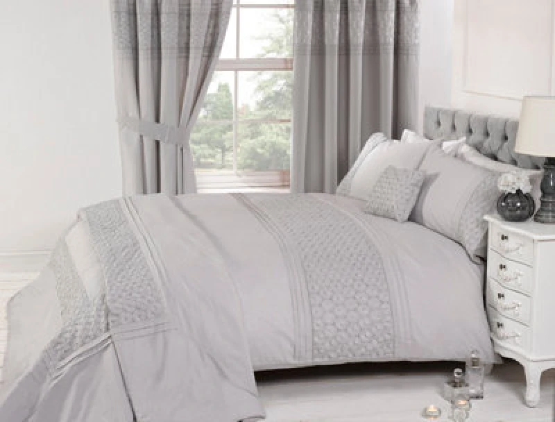 Image of Rapport Home Everdean Polycotton Duvet Cover Set With Pillowcase in Silver Size: Super King Silver Unisex Super King