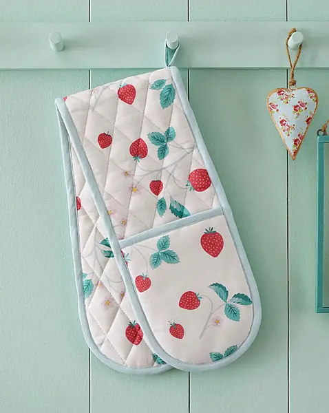 image of Catherine Lansfield CL Strawberry Garden Oven Glove White/Pink PO57501